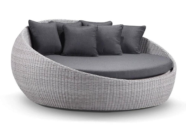 Why Does One Need A Luxurious Outdoor Daybed?